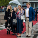 Gjester ankommer Honnørbrygga: Fra høyre, Kong Willem-Alexander og Dronning Maxima av Nederland, Prinsesse Mabel, Prinsesse Beatrix av Nederland og Kong Philippe og Dronning Mathilde av Belgia. Foto: Berit Roald, NTB scanpix